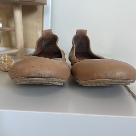 VERY Soft leather Born Ballet flats. Size 7 - Picture 3 of 9